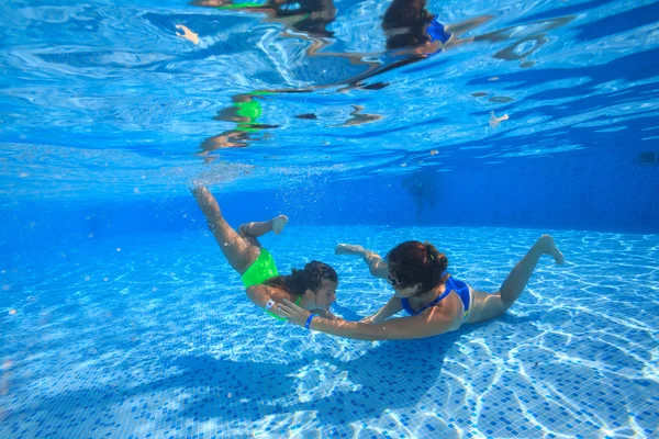 Мати і дочка занурюються у басейн — стокове фото