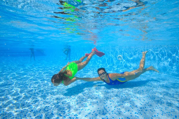 Madre e hija se sumergen en la piscina —  Fotos de Stock