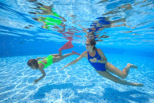 Mother and daughter dive in the swimming pool — Stock Photo, Image