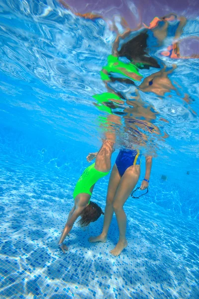 Madre e hija se sumergen en la piscina —  Fotos de Stock