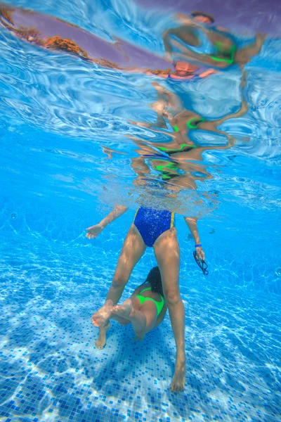 Matka a dcera ponor v bazénu — Stock fotografie