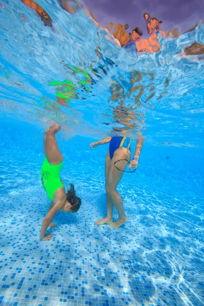 Madre e hija se sumergen en la piscina —  Fotos de Stock