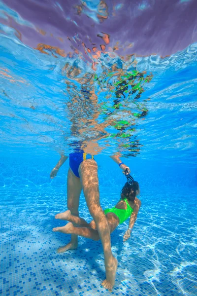 Matka a dcera ponor v bazénu — Stock fotografie
