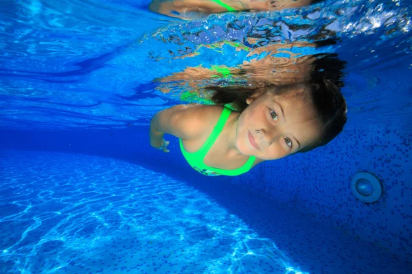 Chica en piscina — Foto de Stock