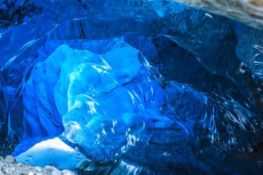 İzlanda'daki mağara duvarları buz