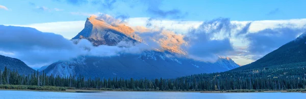 Mount rundle κατακόκκινος λίμνες — Φωτογραφία Αρχείου