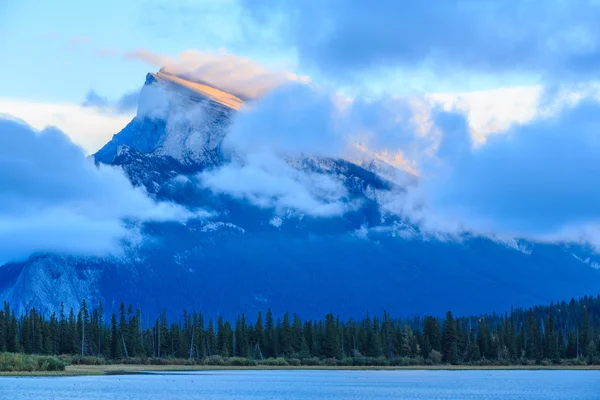 Mount rundle vermillion lakes — Stockfoto