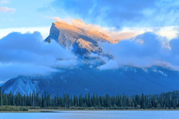 Mount rundle vermillion lakes — Stockfoto