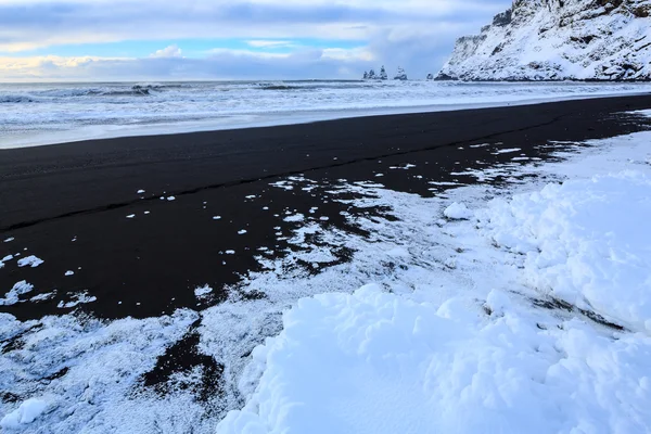 Schwarzer Sand und weißer Schnee — Stockfoto