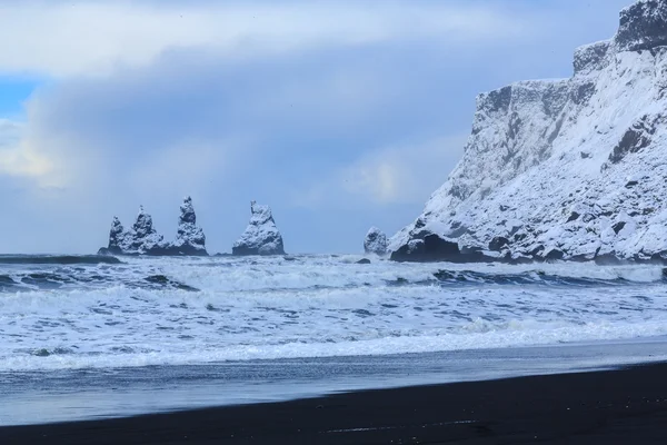 Svart sand och vit snö — Stockfoto