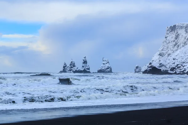 Arena negra y nieve blanca — Foto de Stock