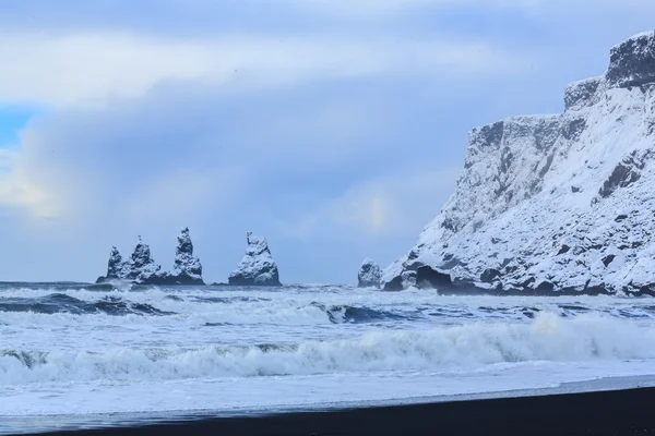 Schwarzer Sand und weißer Schnee — Stockfoto