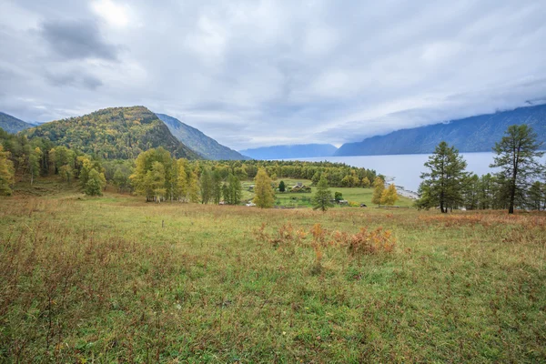 Village de montagne dans les montagnes de l'Altaï — Photo