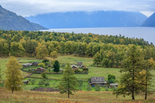 Village de montagne dans les montagnes de l'Altaï — Photo