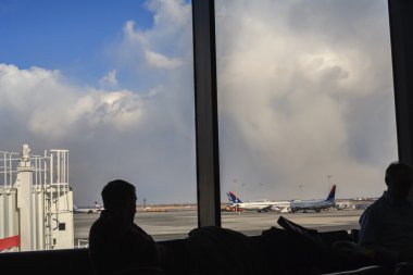 Havaalanında bekliyor