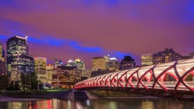 Barış Köprüsü üzerinden Bow Nehri Calgary, Kanada