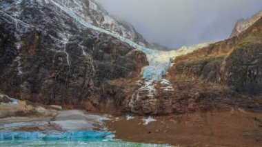 Erime-su Gölü altındaki Mount Edith Cavell, Jasper National Park, Alberta, Kanada