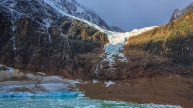 Erime-su Gölü altındaki Mount Edith Cavell, Jasper National Park, Alberta, Kanada