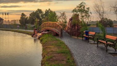 Şehir parkı gün batımında