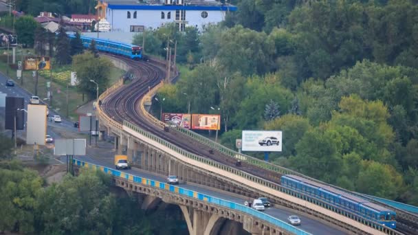 Автомобілі, що рухаються на мосту — стокове відео