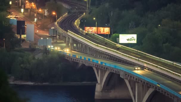 Autos fahren auf der Brücke — Stockvideo