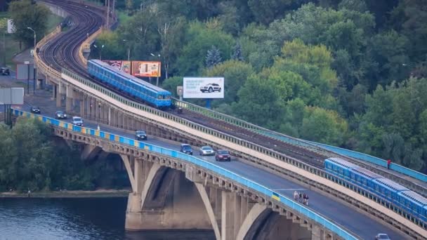 Carros em movimento na ponte — Vídeo de Stock