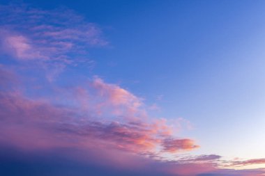 Yumuşak pastel günbatımı gökyüzü pembe ve mor bulutlar koyu maviye dönüşüyor. Sakin bir akşam atmosferi, fotokopi alanı ile minimum doğal arka plan, tasarım, seyahat ve meditasyon kavramları için ideal.