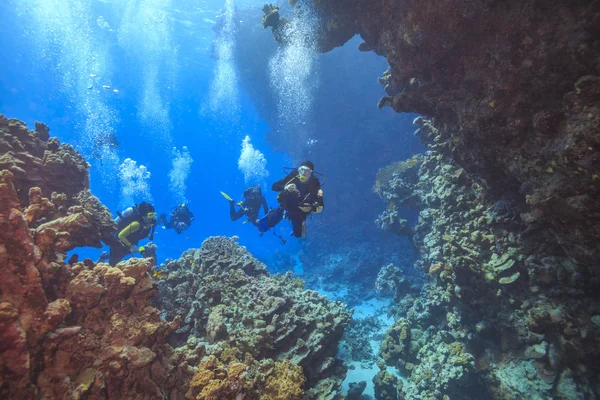 Buceadores explorando una cueva — Foto de Stock