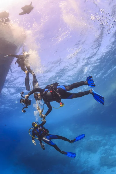 Divers on a safety stop , Egypt — Stock Photo, Image