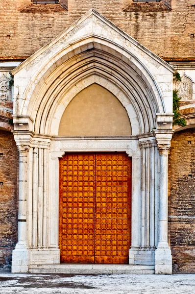 Puerta de iglesia de madera vieja . —  Fotos de Stock