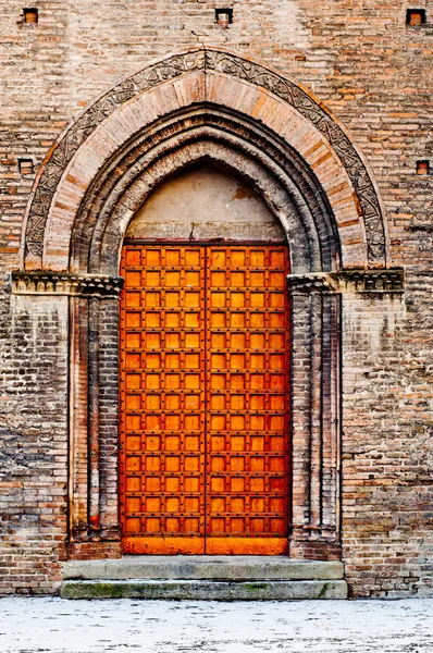 Oude houten kerkdeur. — Stockfoto