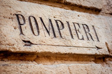 Taş kayıt istasyonu, ateş. İtalyanca.