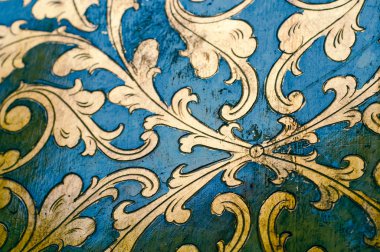 Altın güzelleşmek tasarım. Mavi arka plan