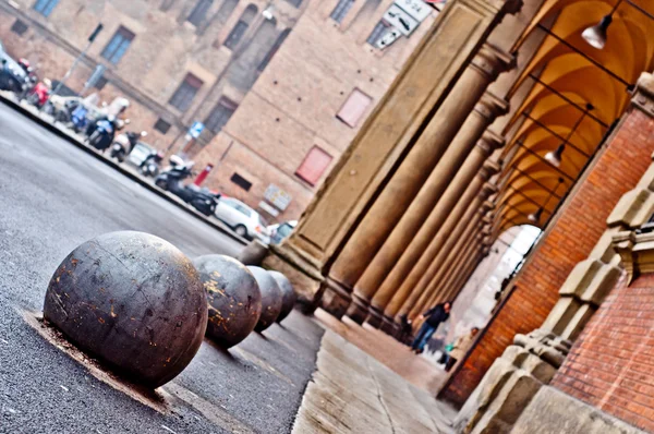Portico straat uitzicht op de stad Bologna, Italië — Stockfoto