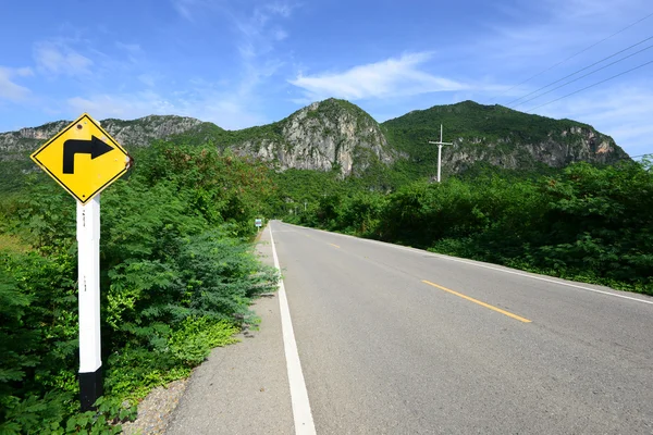 Trafik işaretleri yolun yanında