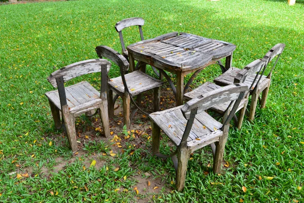 Bahçedeki ahşap masa.