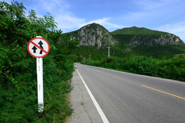 Trafik işaretleri yolun yanında