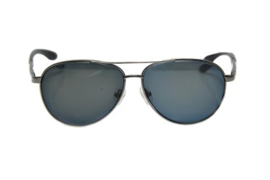 Beyaz arkaplanda izole edilmiş güneş gözlükleri