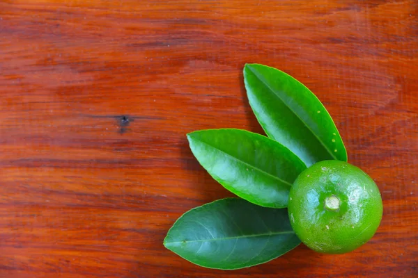 Ahşap zemin üzerinde limon suyu.