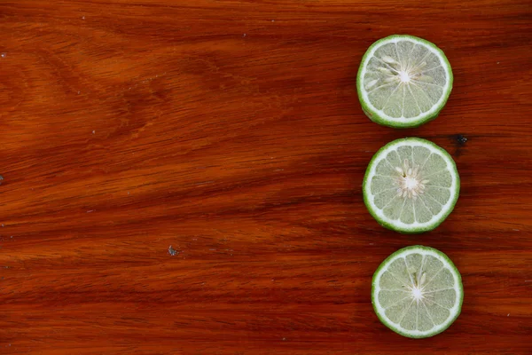 Succo di limone sul pavimento in legno . — Foto Stock