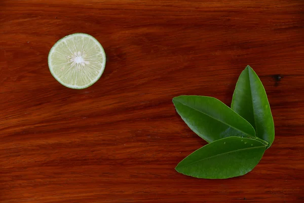 Лимонний сік на дерев'яній підлозі . — стокове фото