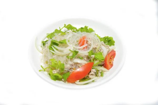 Cam şehriye, domuz eti ve somun baharatlı beyaz adam izole salata