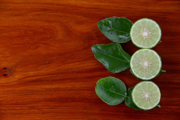 Ahşap zemin üzerinde limon suyu.