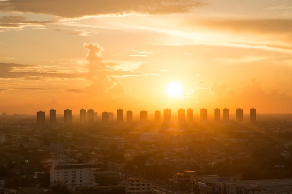 Sunrise kule arkasında