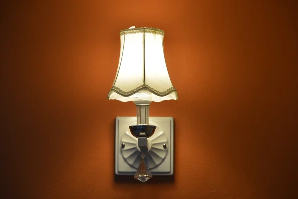 Den orange lampan i rummet. Stockbild