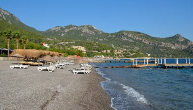 Marmaris 'teki Turunc yakınlarında Kumlubuk kumlu körfez plajı. Mugla