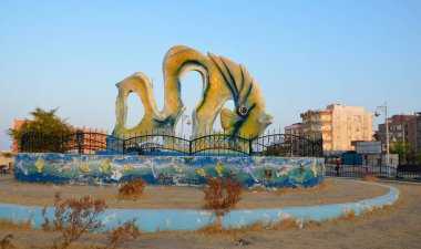 Safaga, Mısır - NOV 7, 2019 Meydanı Marina Safaga yakınlarında bir tropikal balık heykeli