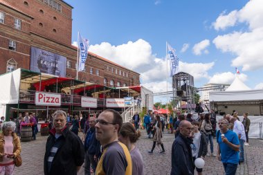Kiel, Almanya - Haziran 18 ve 2016: Almanya Şansölye Yardımcısı Sigmar Gabriel 'in Büyük Açılışı ile Kieler Woche 2016' nın ilk gününün izlenimleri 