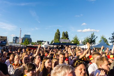 Kiel, Almanya - 21 Haziran 2016: Taraftarlar 2016 Kieler Haftası 'nda Almanya' nın Zaferini Kutluyor