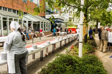 Kiel, Almanya - 19 Haziran 2016: Kiels en uzun çilekli turta Kieler Woche 2016